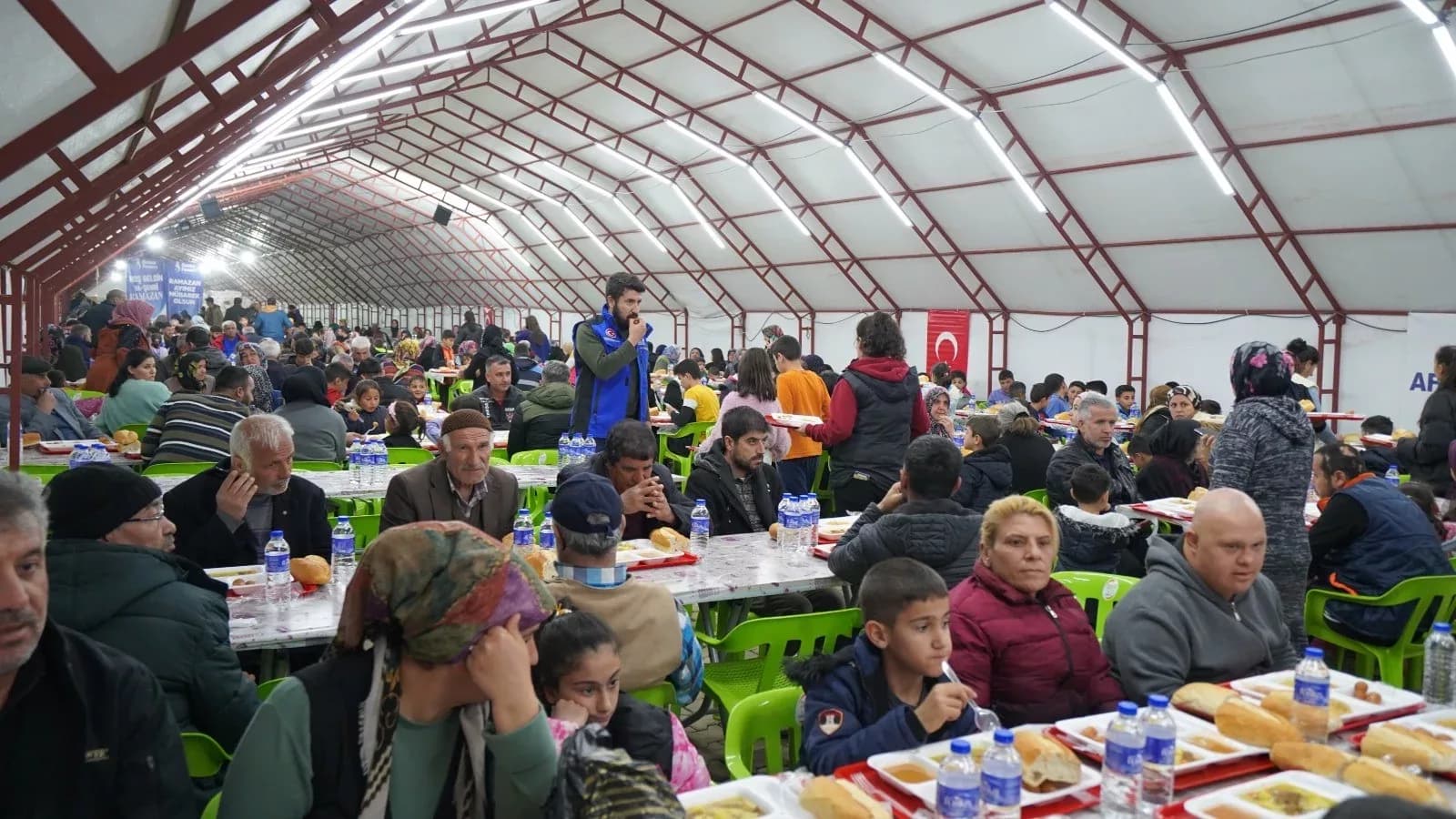 Depremzedeler ilk iftarını AFAD’ın iftar çadırında açtı
