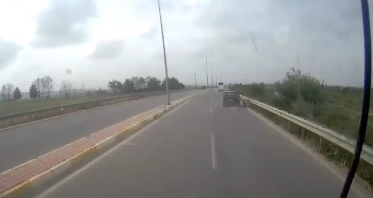 Seyir halindeki Tofaş otomobilin tekeri çıktı, o anlar kameraya yansıdı