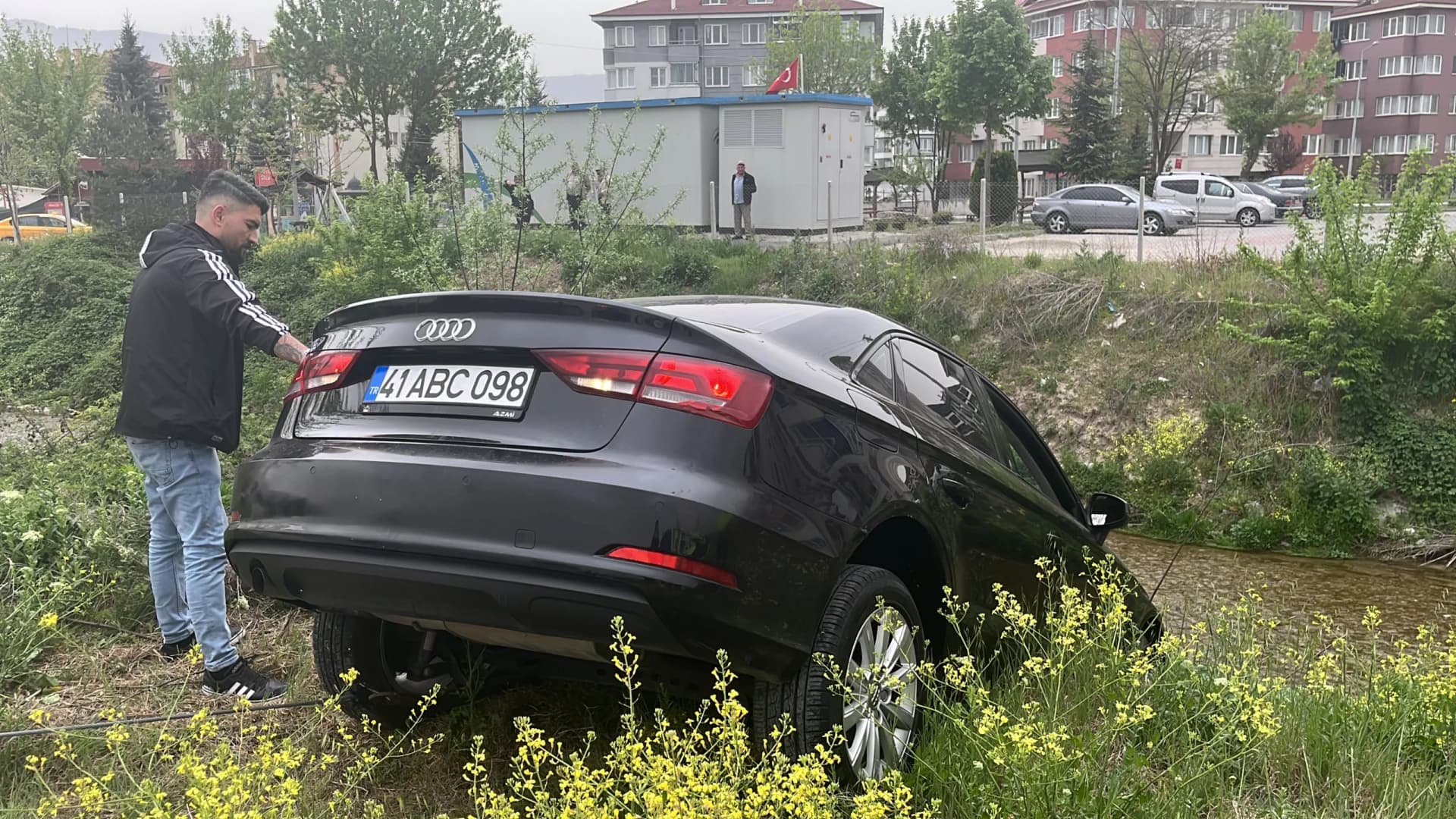 Yolunu kaybeden vatandaş gece su kanalına uçtu, sabah otomobilini kurtarmaya geldi