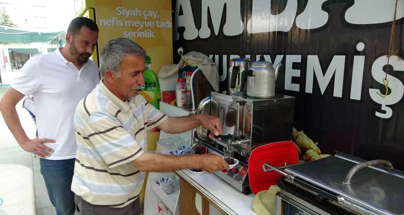 Depremzede baba oğulun konteynerde ekmek mücadelesi