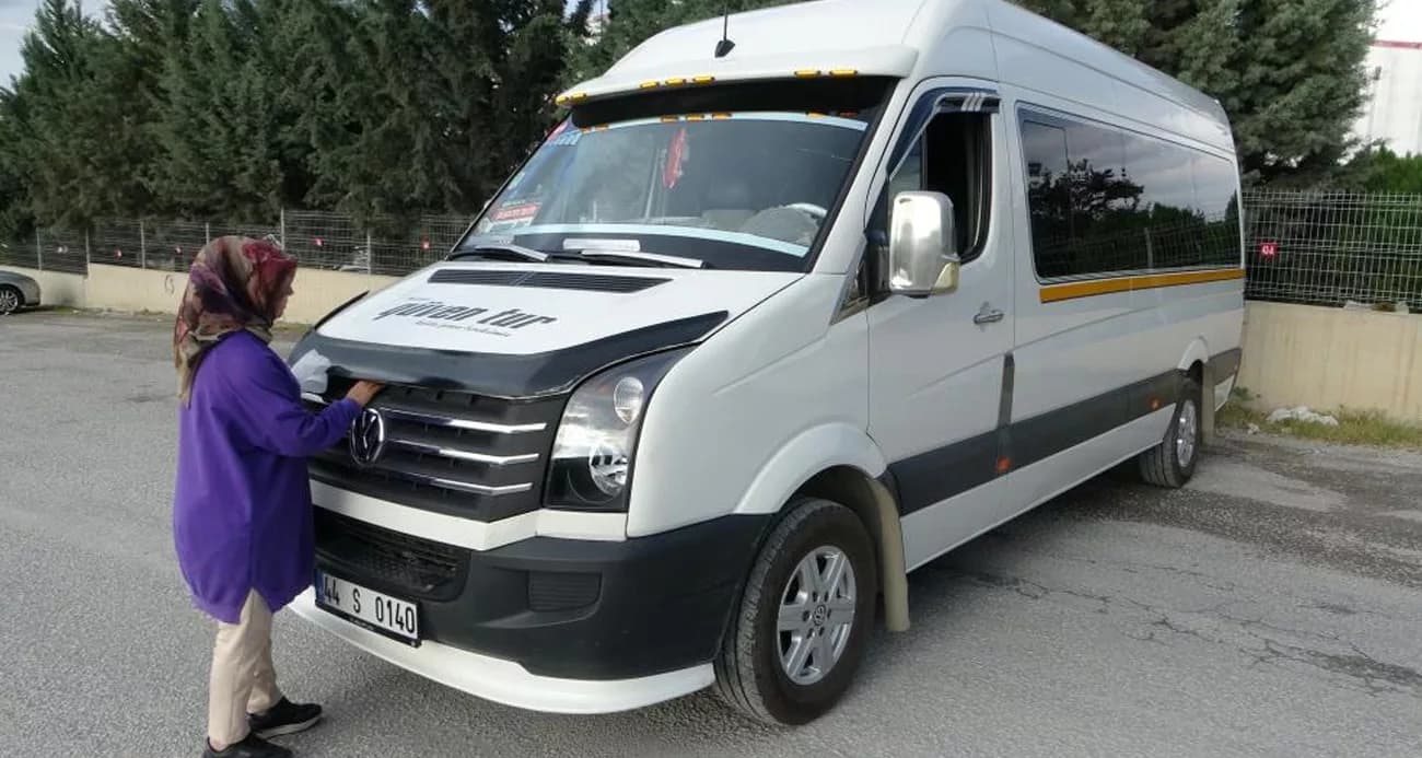 Kadın servis şoförü erkeklere taş çıkartıyor