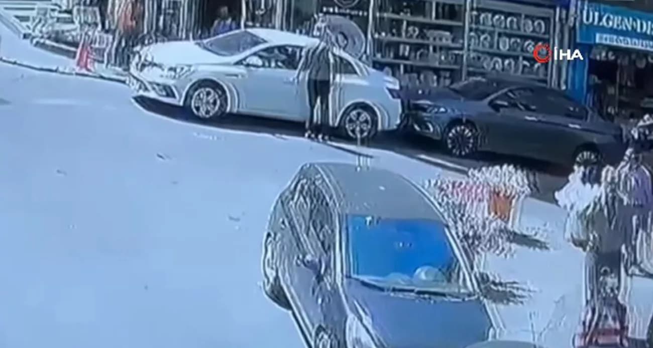 Otomobilin içinde para dolu çantayı çalan hırsızlar kamerada