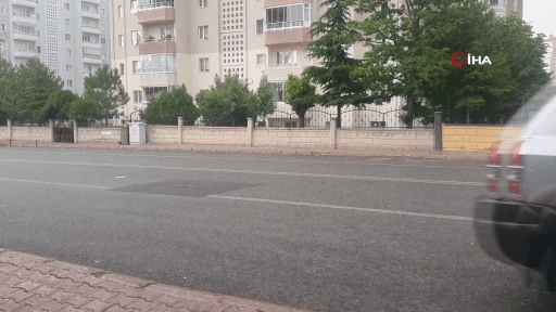 Ceviz büyüklüğündeki dolu vatandaşın kafasını yardı