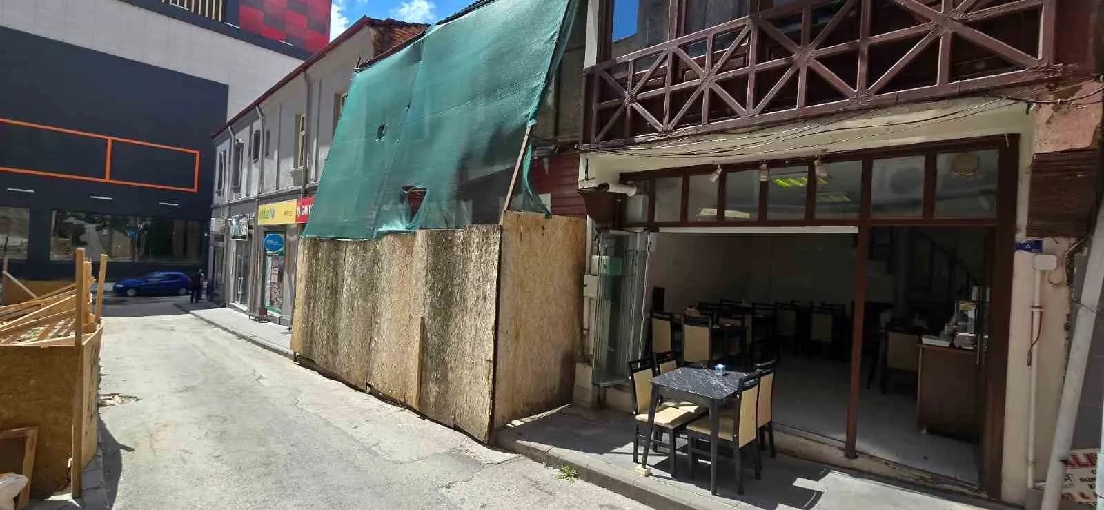 Yıllardır yıkılmayan metruk ev