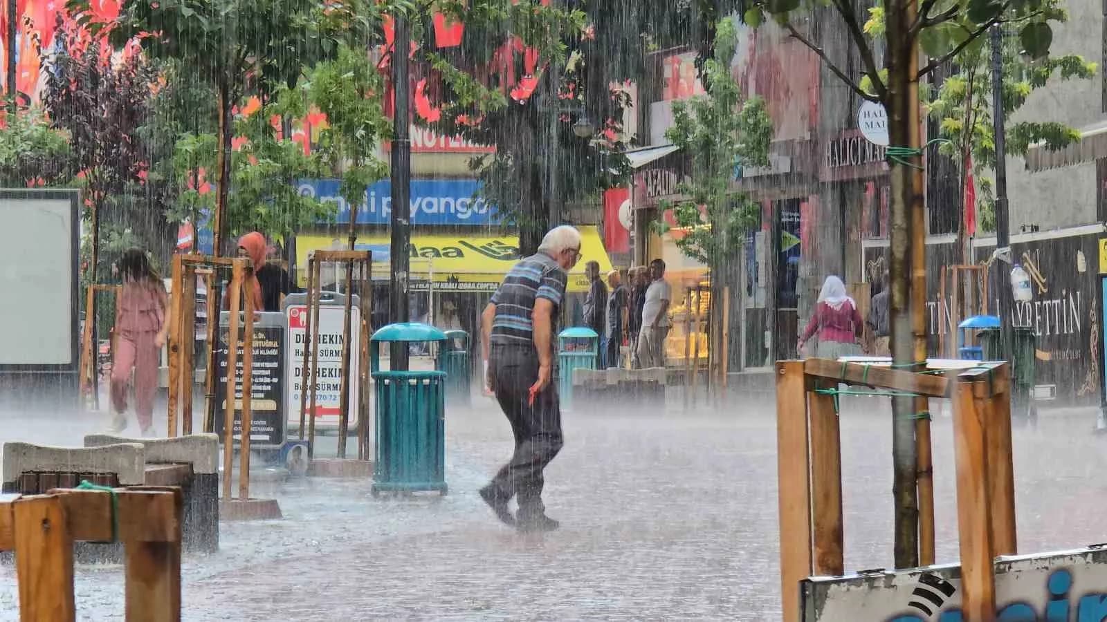 Yaz yağmurunda vatandaşlar sığınacak yer aradı
