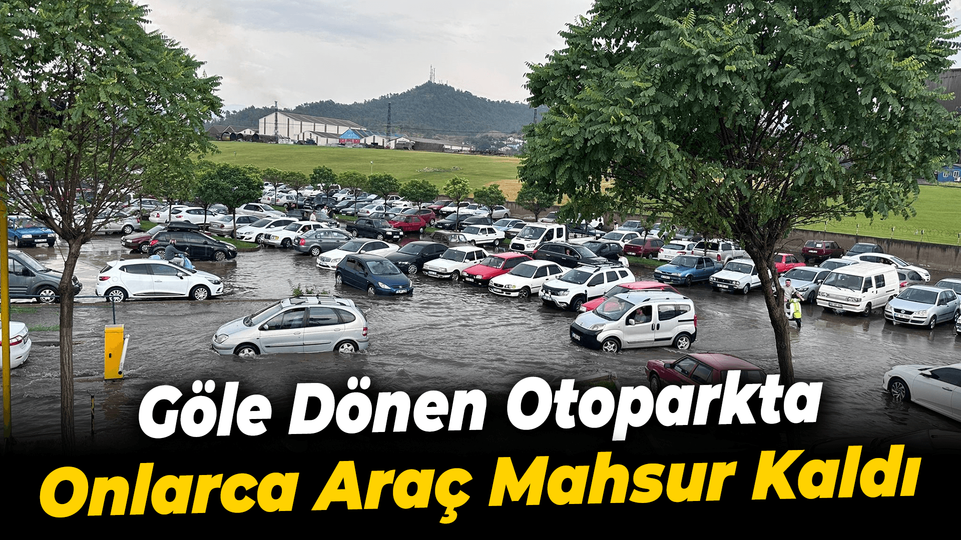 Göle dönen otoparkta onlarca araç mahsur kaldı