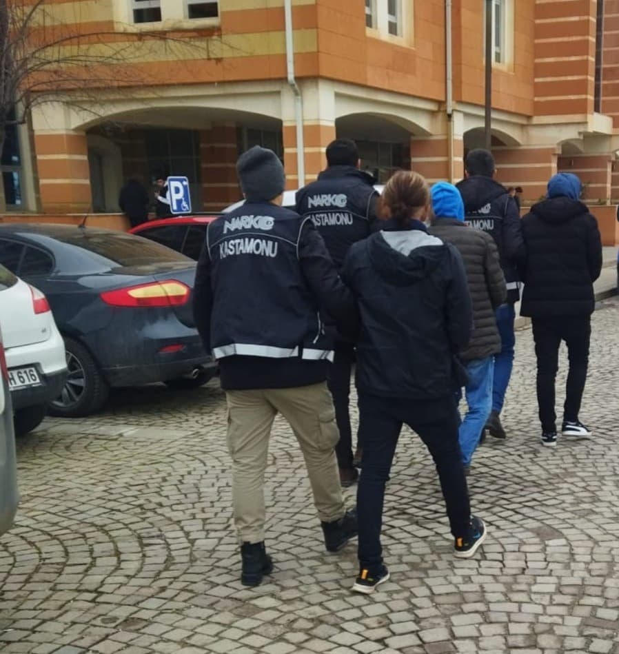 Uyuşturucu operasyonunda yakalanan 2 kişi tutuklandı