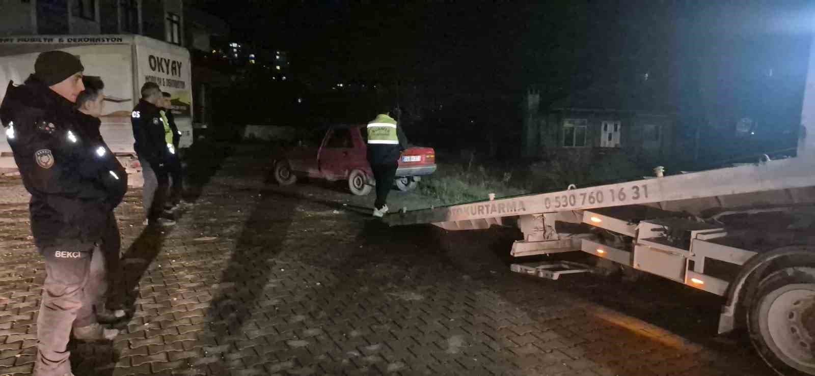 Polisin kovaladığı araç tekedilmiş halde bulundu