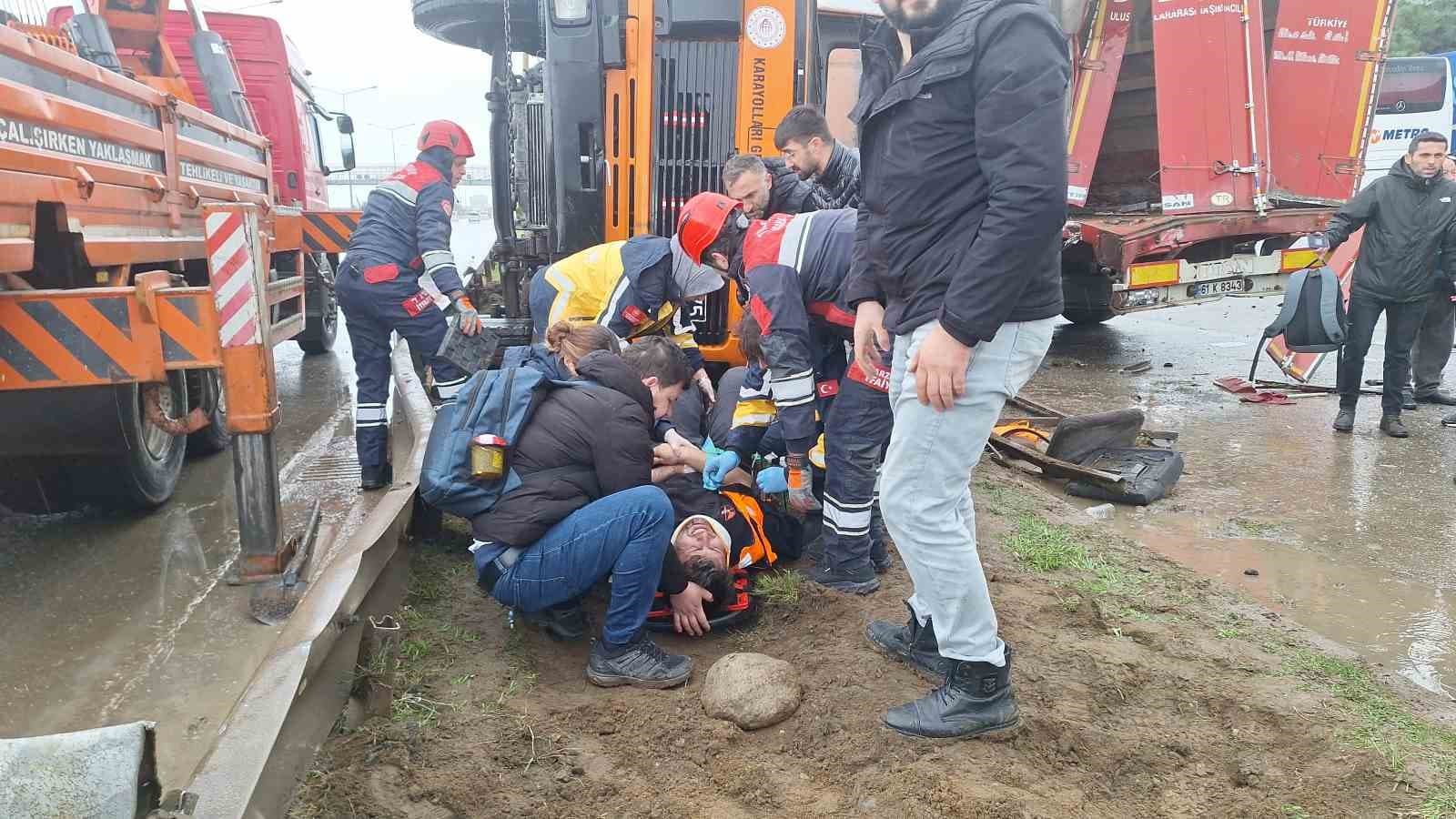 Karayolları yol süpürme kamyonu yola devrildi: 1 yaralı