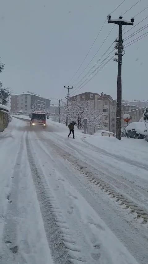Alaplı’da karla mücadelede deniz suyu kullanılıyor