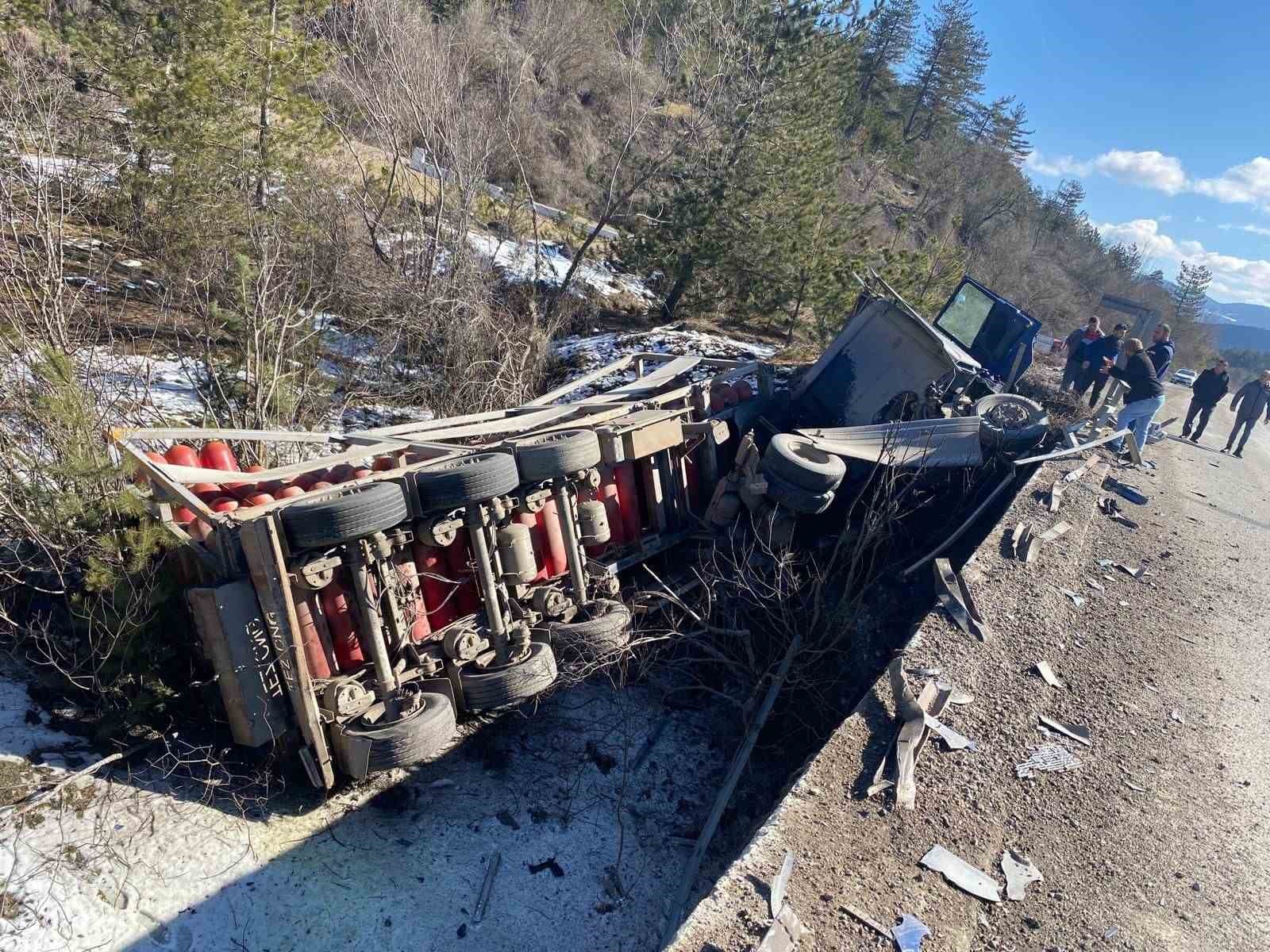 Kastamonu’da doğalgaz tüplerinin bulunduğu kamyon devrildi