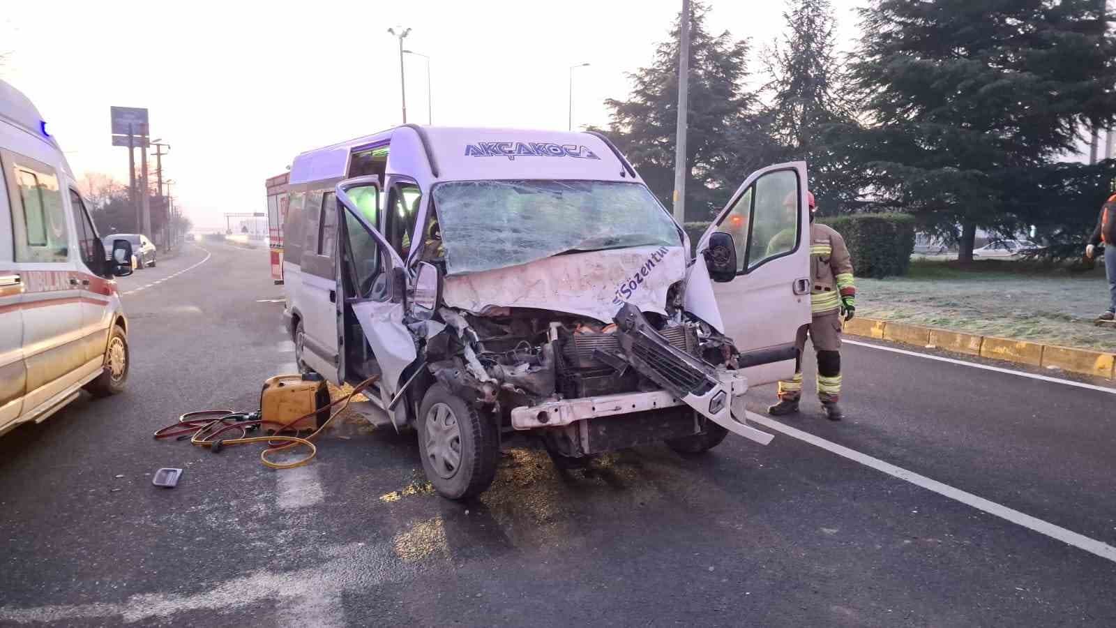 Minibüs tıra arkadan çarptı: 1 yaralı