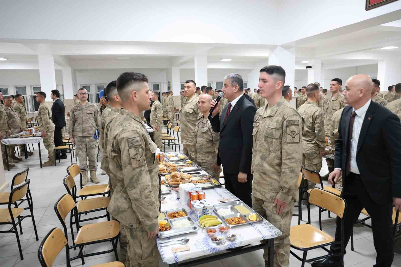 Vali Yavuz, komandolarla iftar yaptı