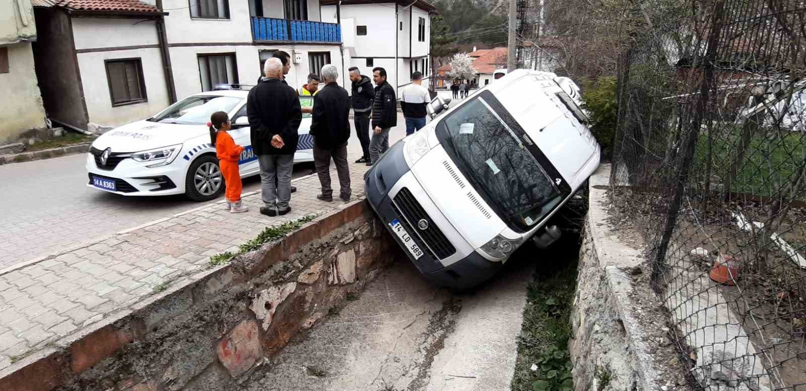 El frenini çekmeyi unuttu, öğrenci servisi kanala düştü