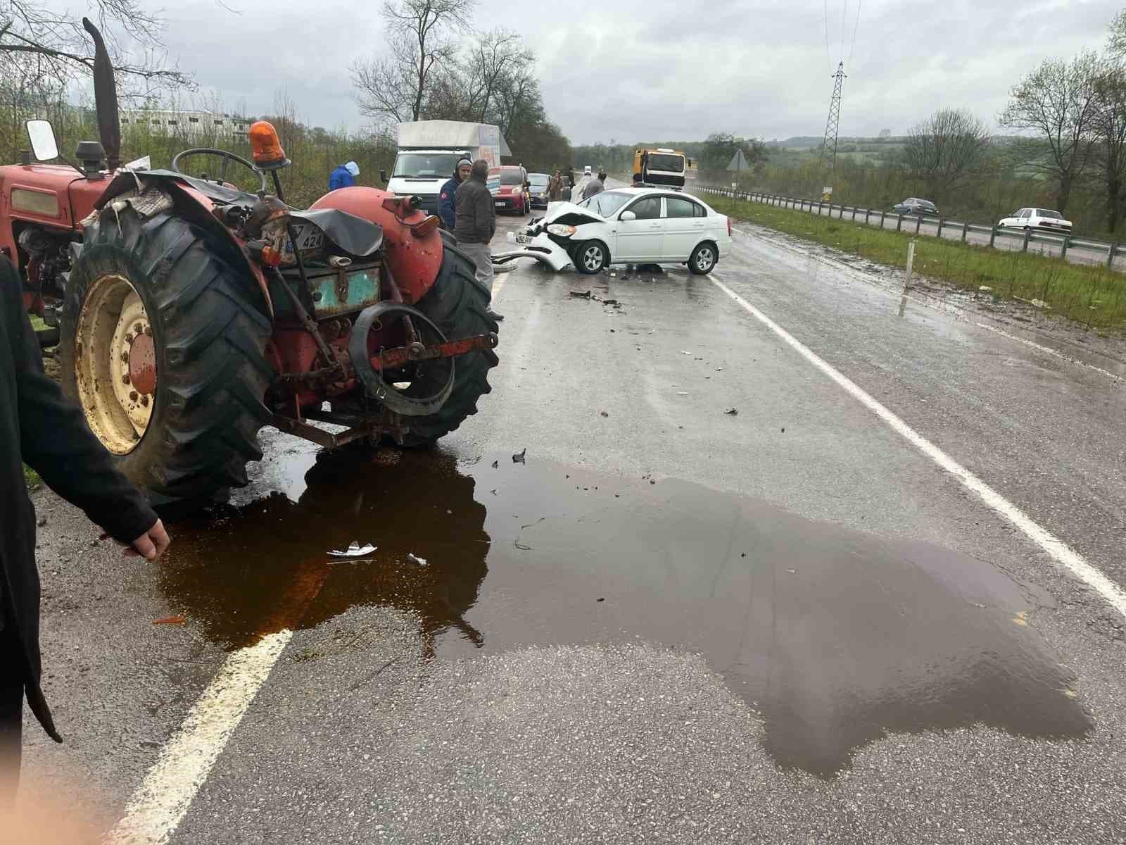 Seyir halinde giden otomobil, traktöre çarptı: 2 yaralı