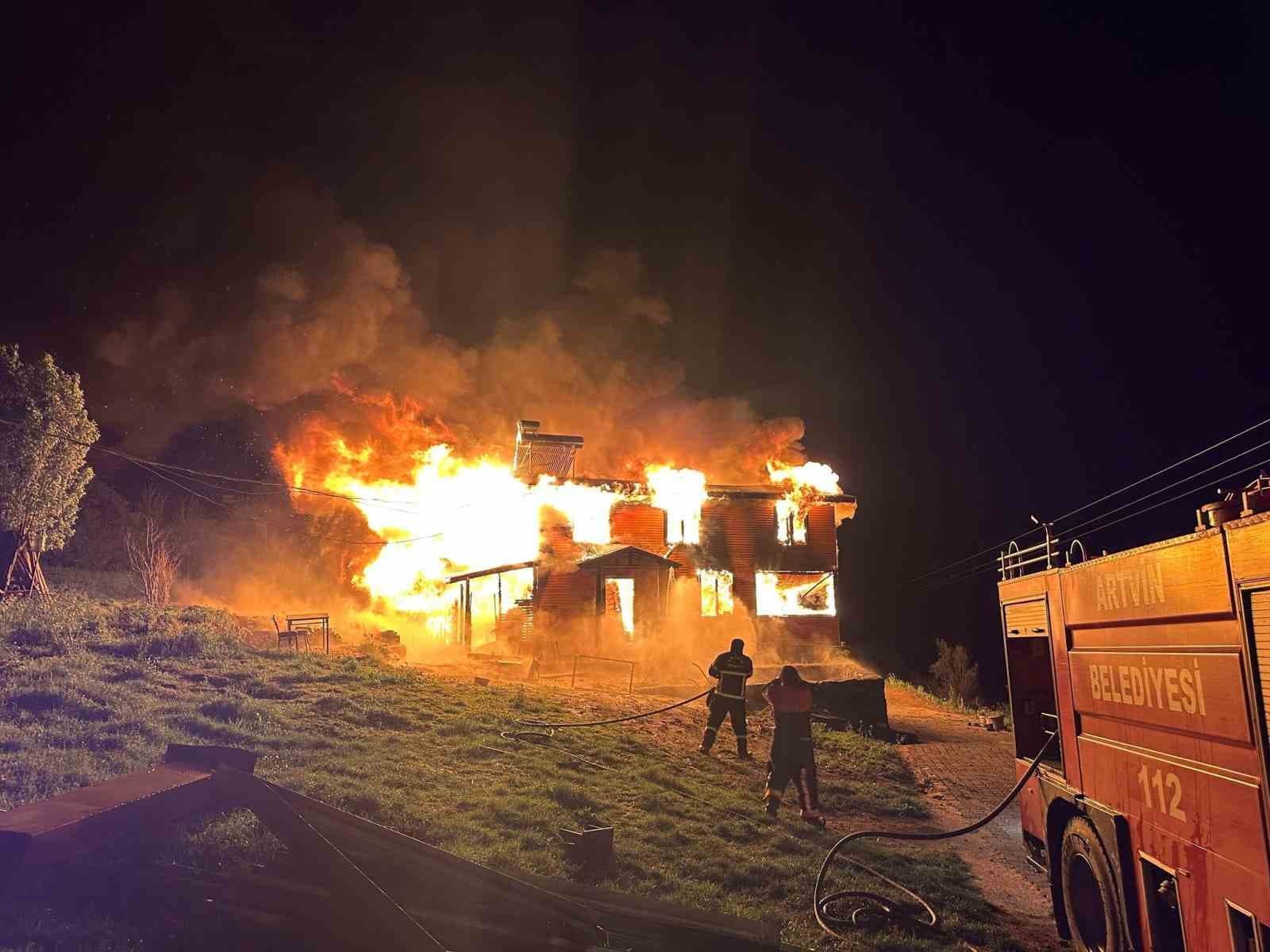 Artvin’de çıkan yangından ahşap ev kullanılamaz hale geldi