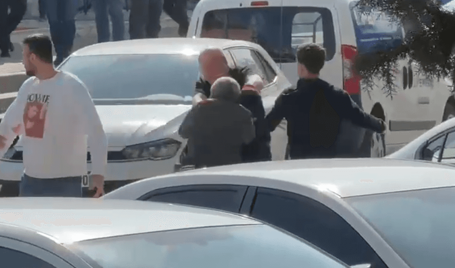 Bolu’da sokak ortasında yumruklar havada uçuştu