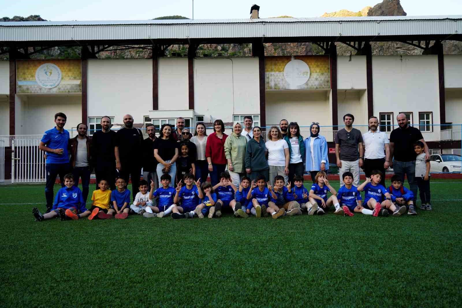 Gümüşhane’de tribünlere anne eli değiyor