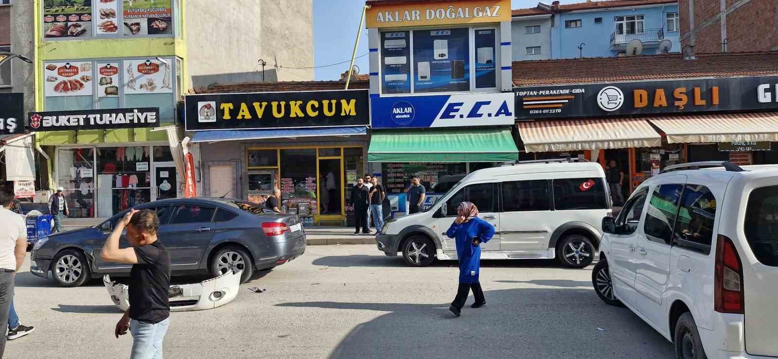 Çorum’da 3 aracın karıştığı kaza kamerada