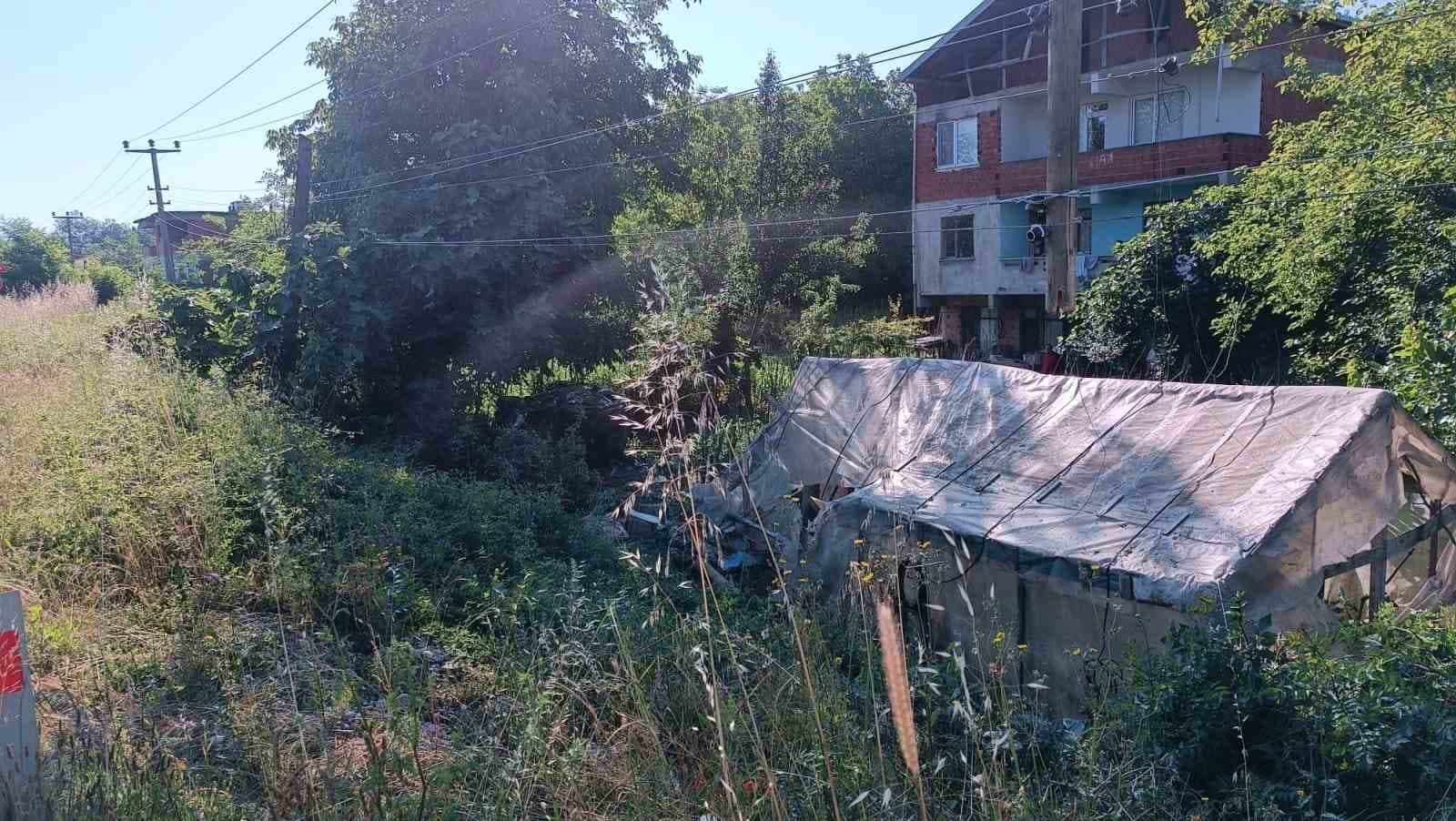 Otomobil evin bahçesine savruldu: 1 ölü, 3 yaralı