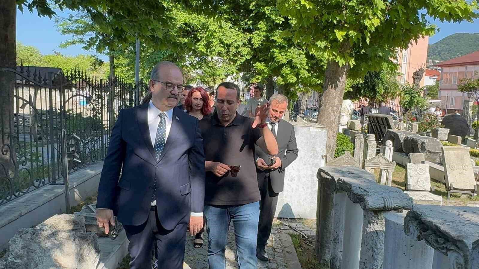 Öğrencileri gördü, 30 yıl önceki hatıraları canlandı