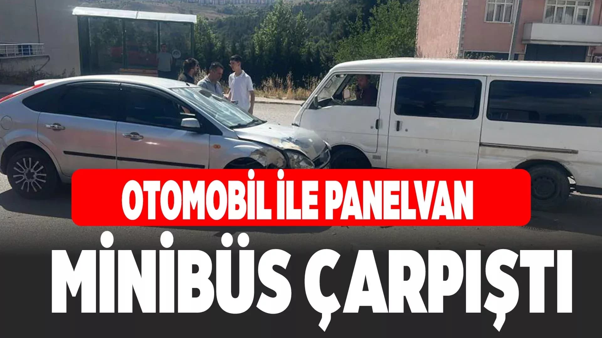 Otomobil ile panelvan minibüs çarpıştı: Kaza anı kamerada