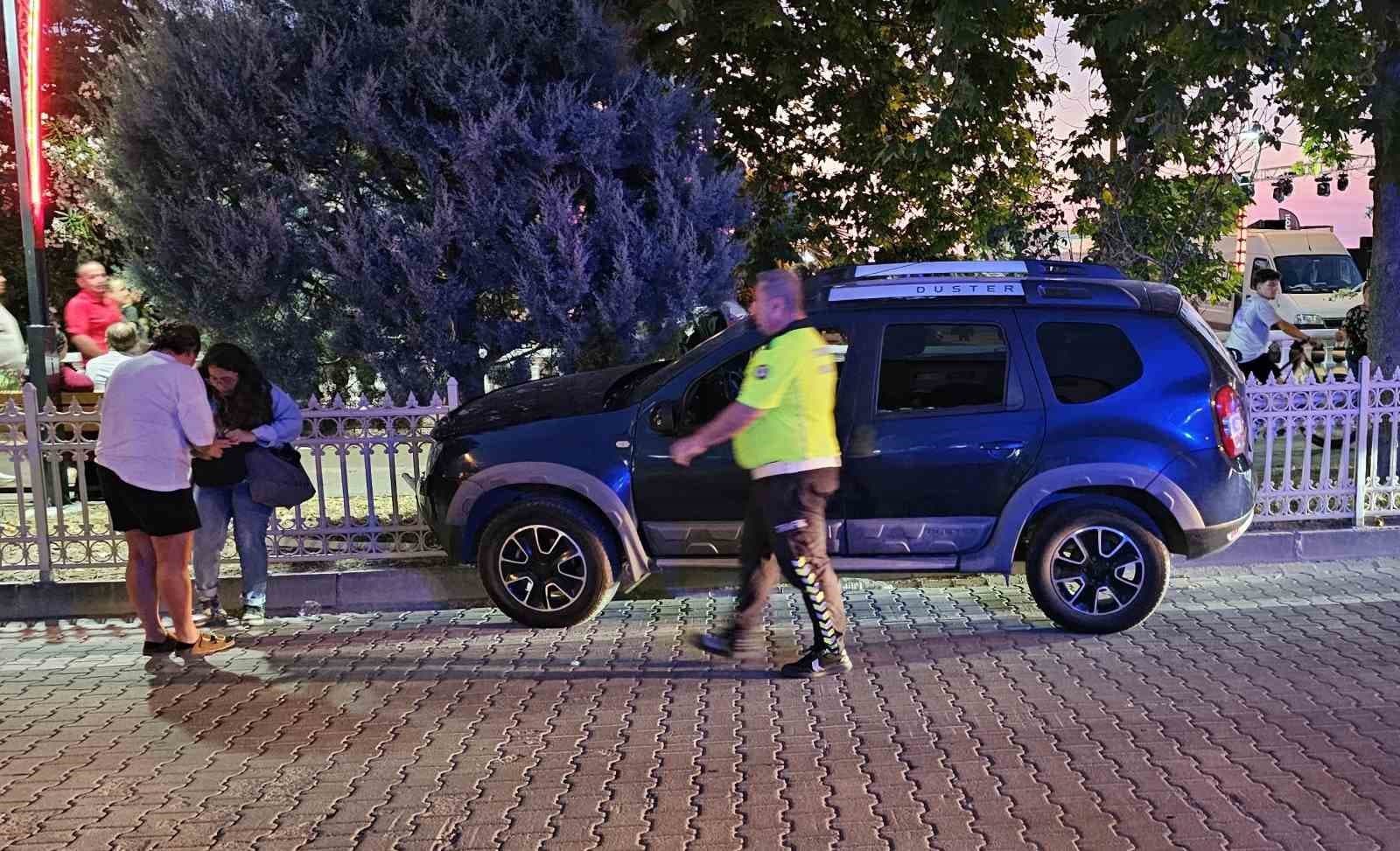 Fenalaşan cip sürücüsü demir korkuluklara çarptı