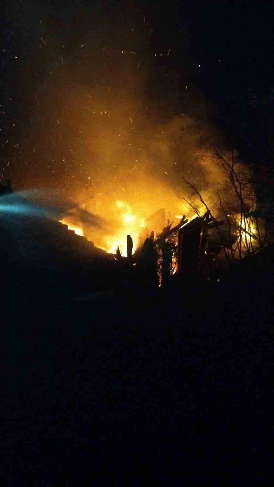 Kastamonu’da çıkan yangında ev ve samanlık küle döndü