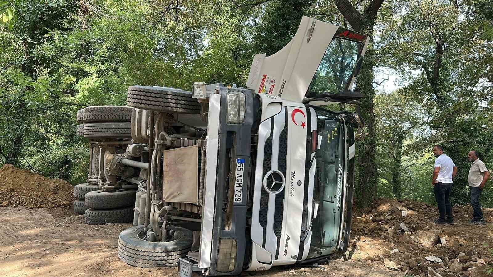 Samsun’da hafriyat kamyonu devrildi: 1 yaralı