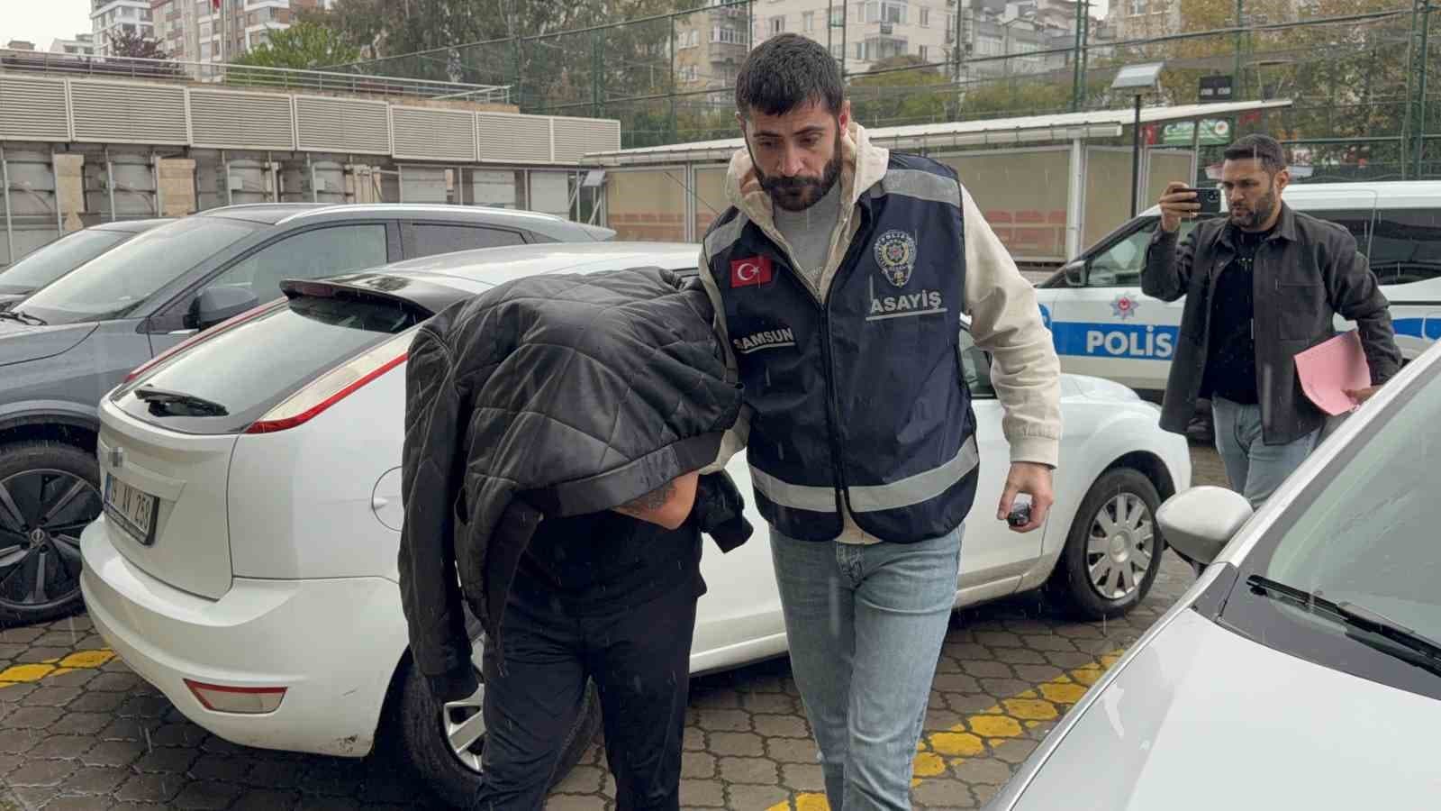 Kuyumcudan 50 gram altın çaldı