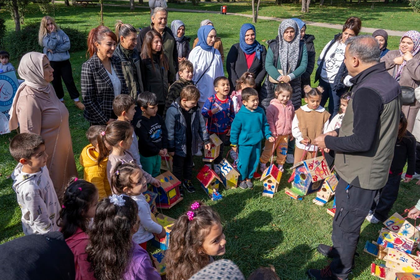 Minik ellerden kuşlara sıcak yuva