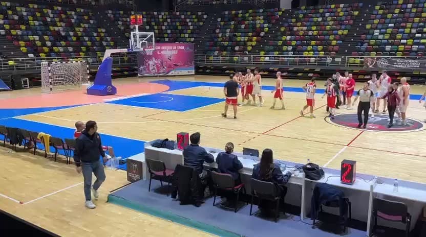 Samsun’da basketbol maçında oyuncu, hakeme saldırdı