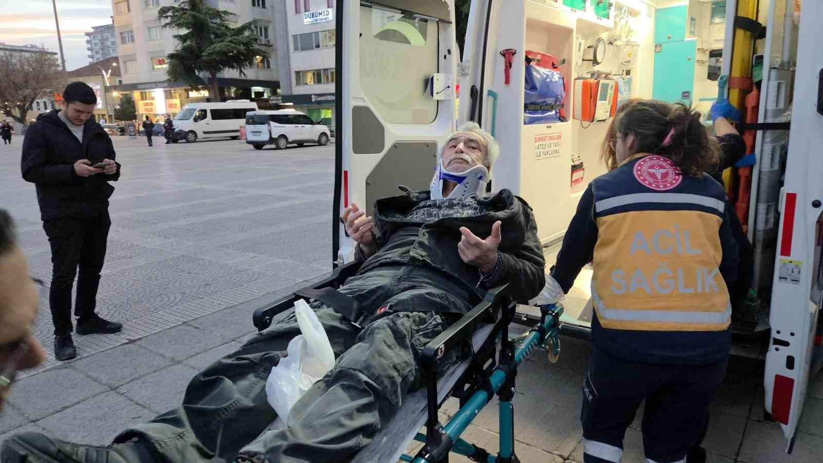 Alkol komasına giren adam banktan yere yığıldı