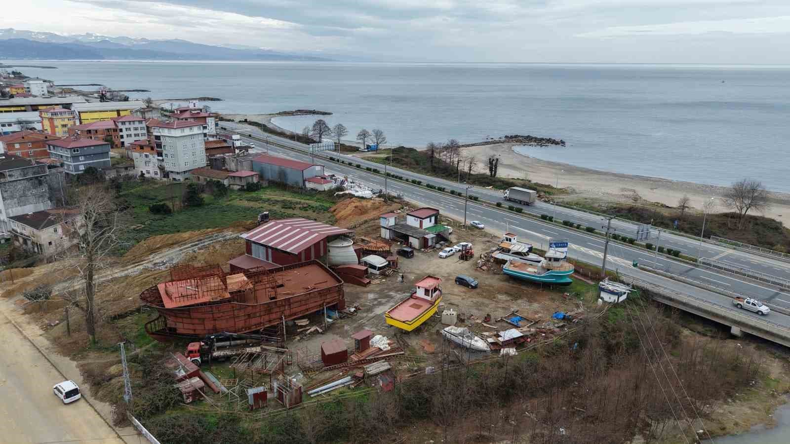 Of’tan Senegal’e balıkçı teknesi ihracatı