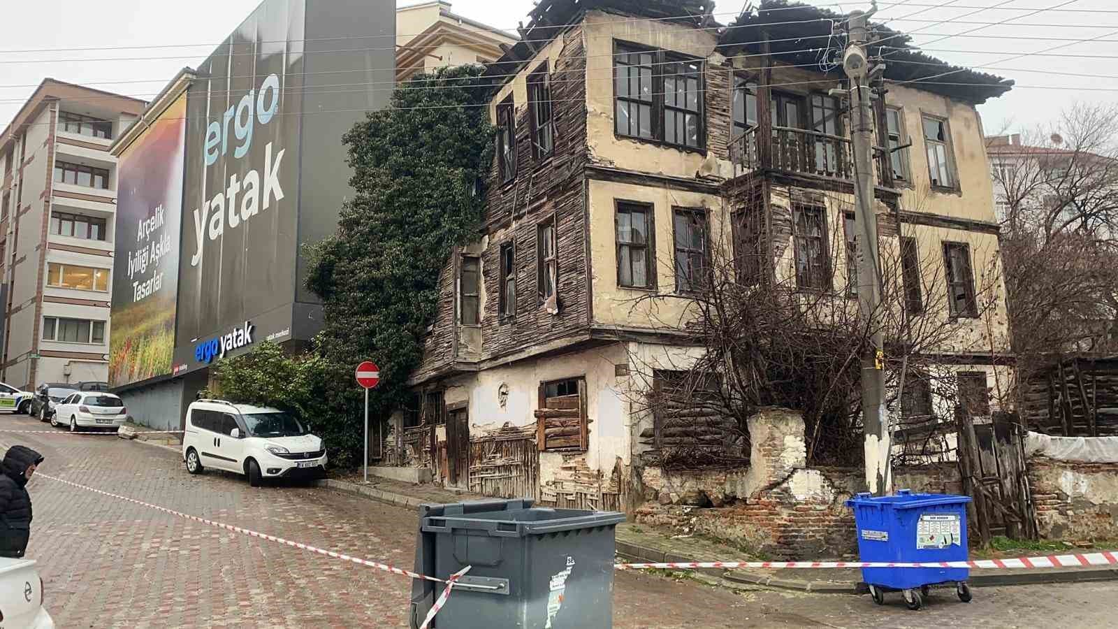 Bolu’da metruk bina çöktü: Bir otomobil hasar aldı