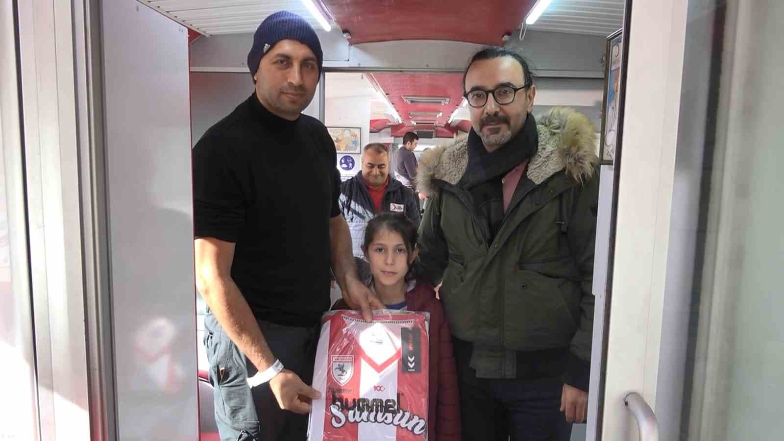 Kan bağışlayana forma ve maç bileti hediye