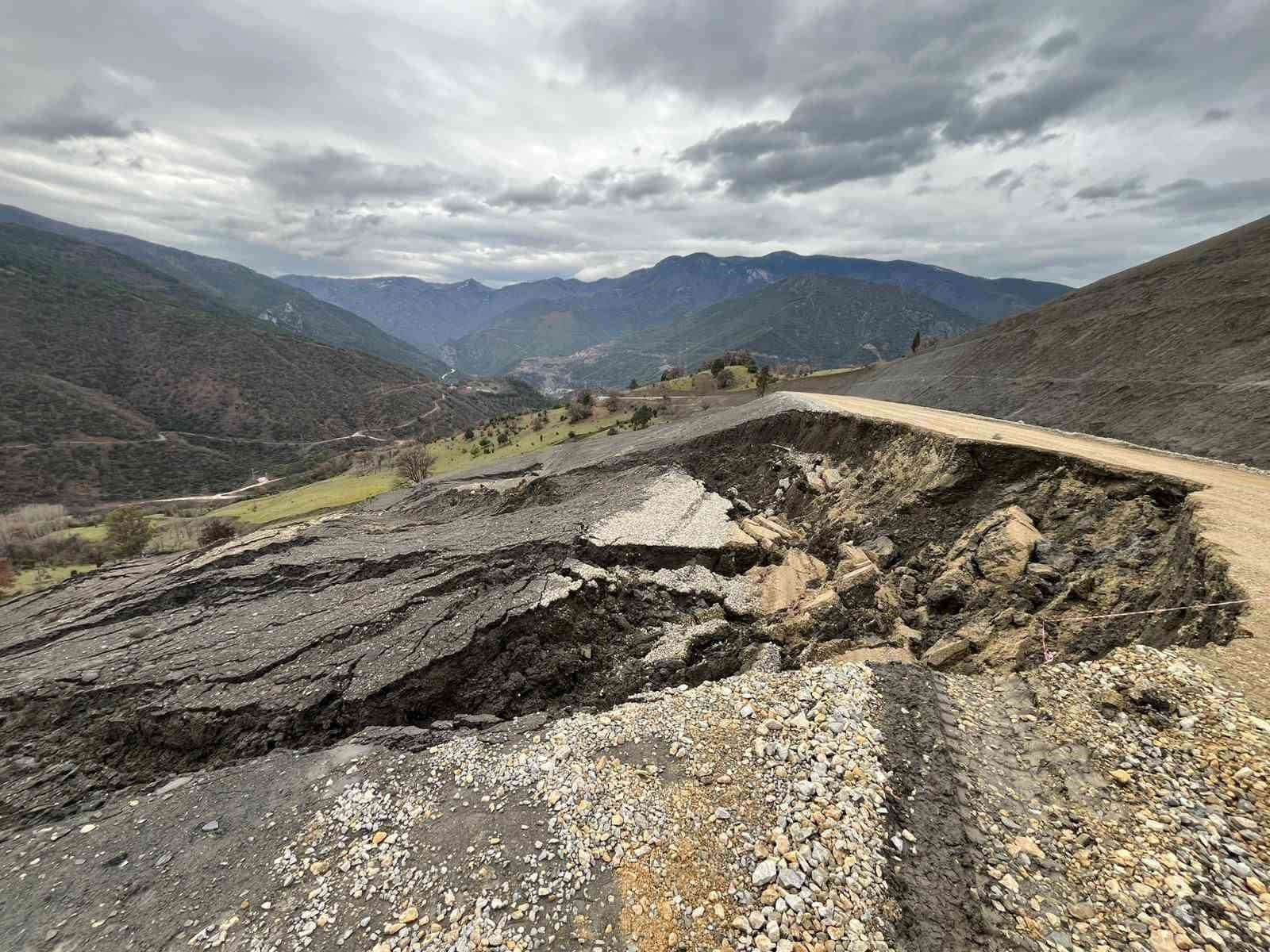 Şenler Köyü yolu heyelan nedeniyle ulaşıma kapandı