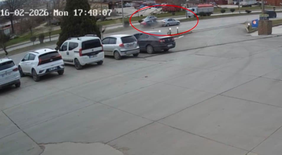 Tokat’ta 2 kişinin yaralandığı kaza kamerada