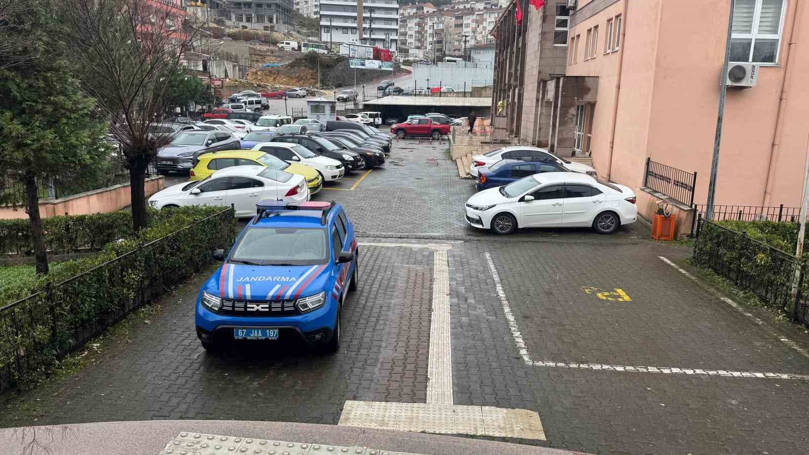 Alaplı’da bir araçta 200 bin adet boş makaron yakalandı