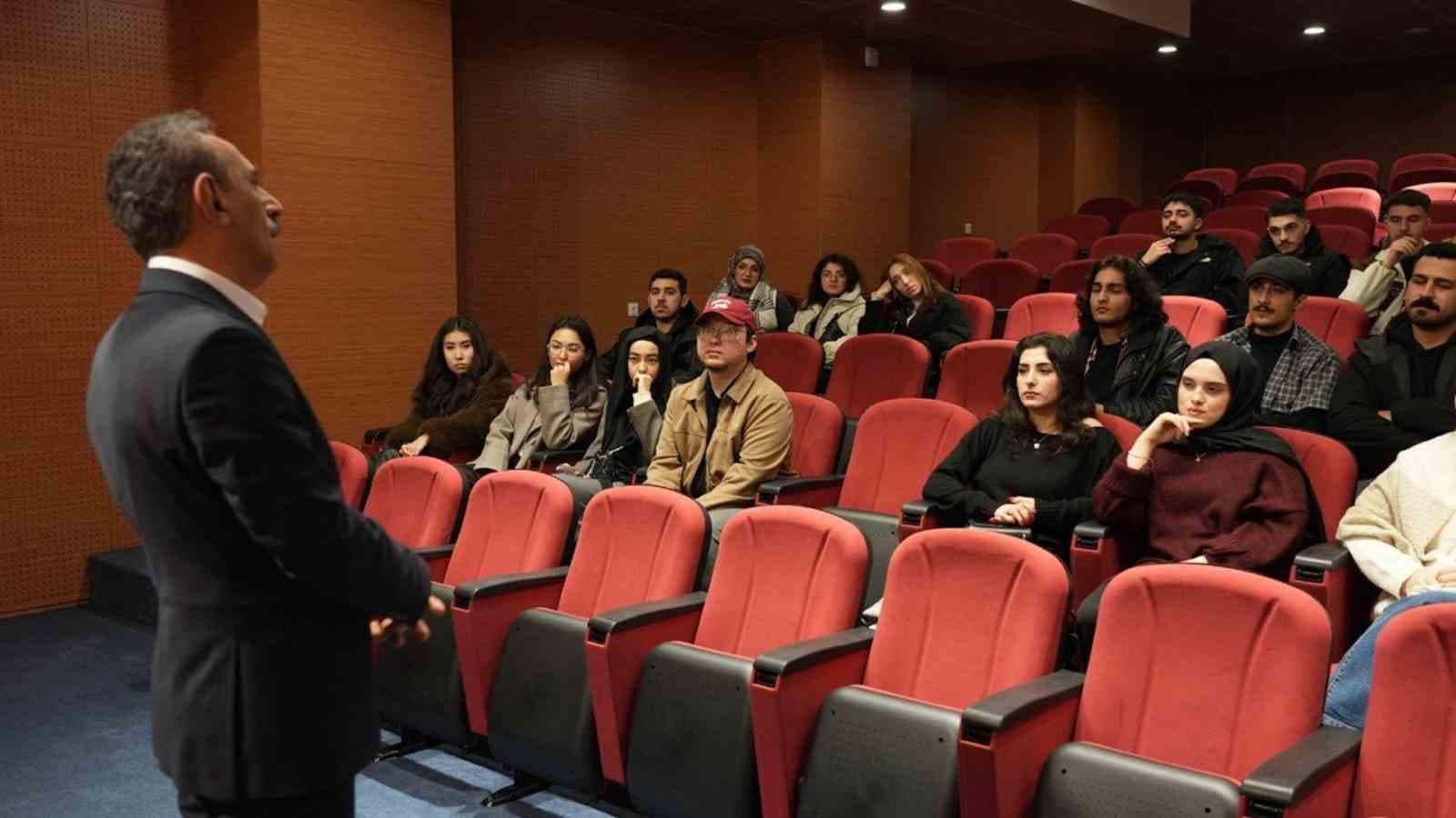 İletişim Fakültesi Dekanı Avcı, öğrencilerle buluştu