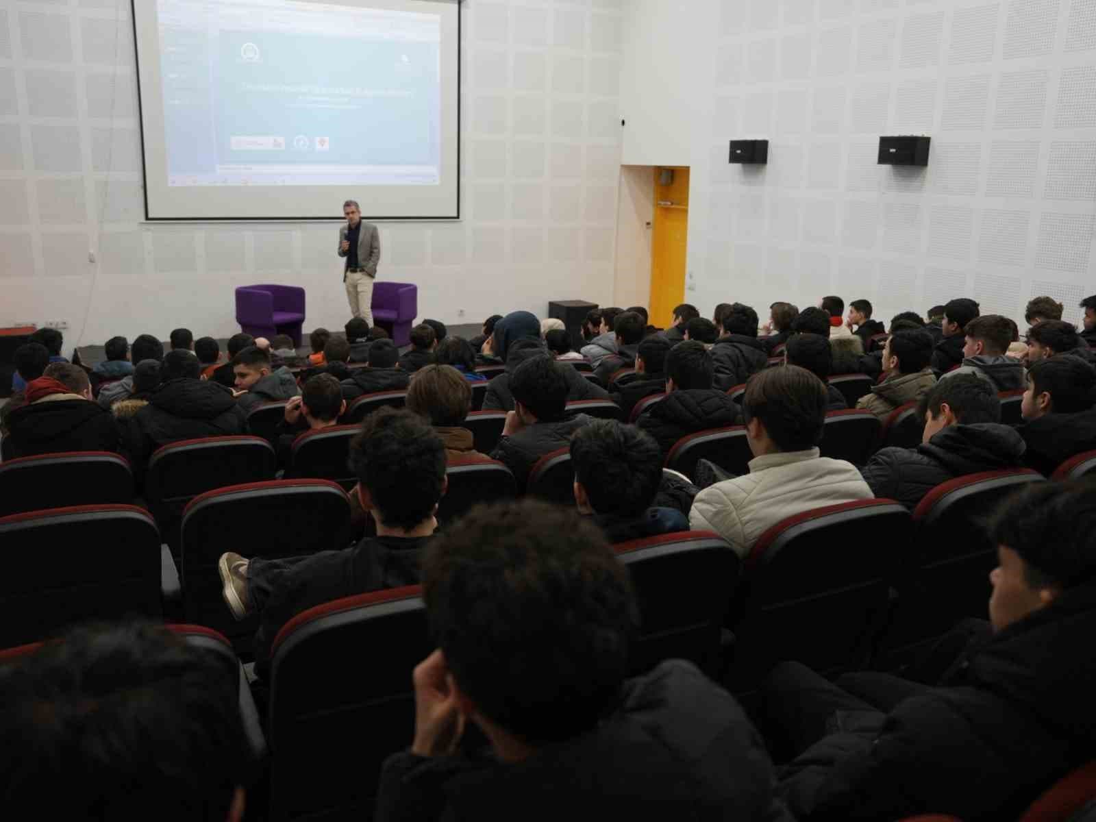 Bilim Merkezinde dronlar ve kullanımı söyleşisi