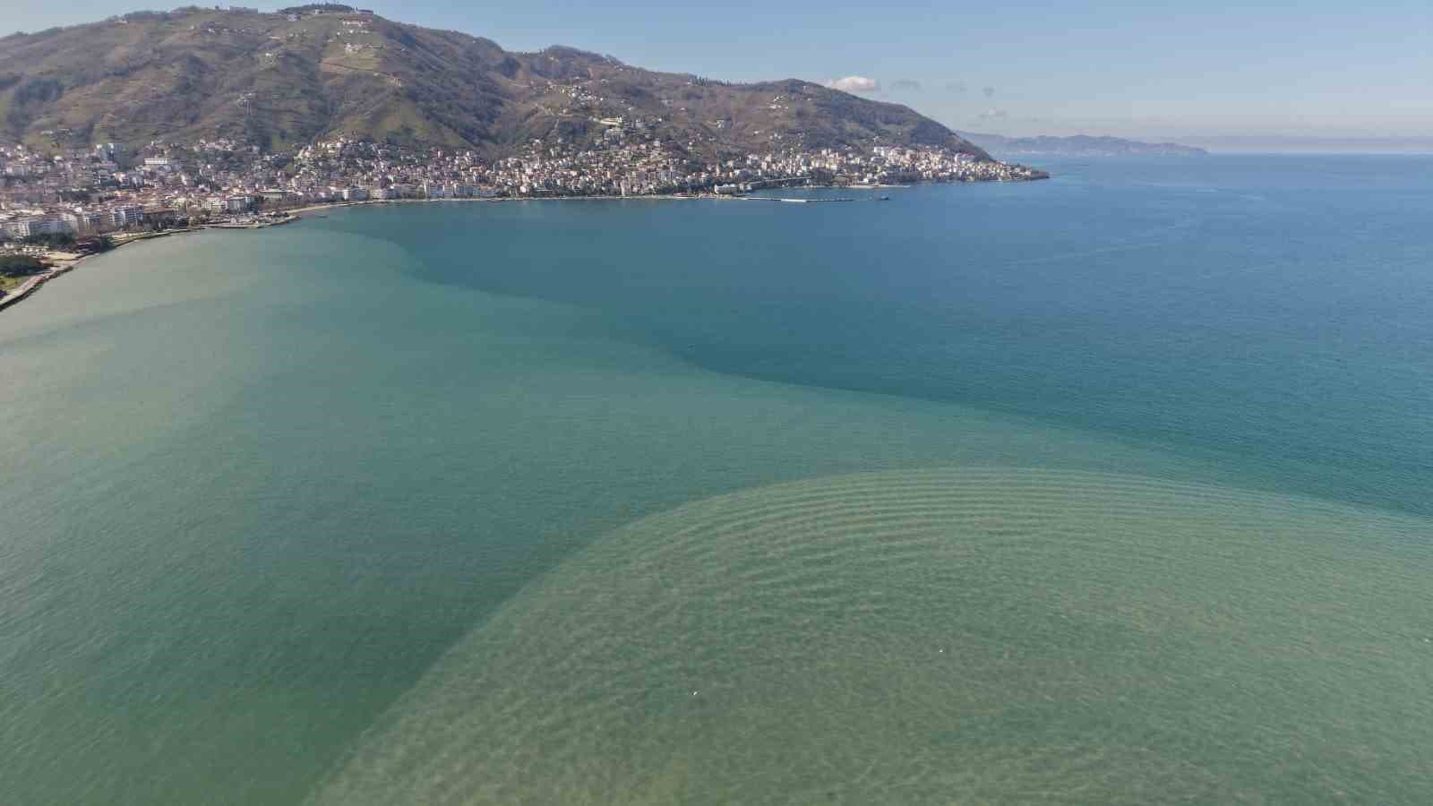 Ordu’da eriyen kar suları denizin rengini değiştirdi