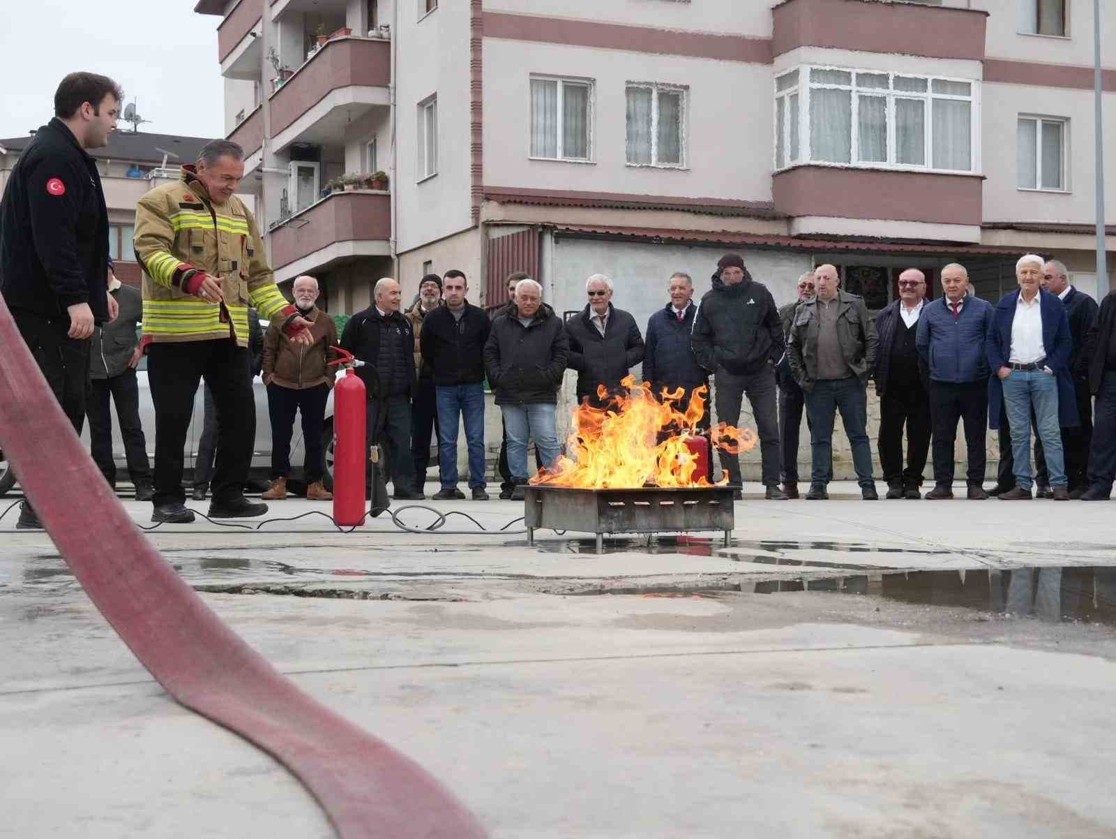 Şoförler yangın tüpü ile yangını söndürdü