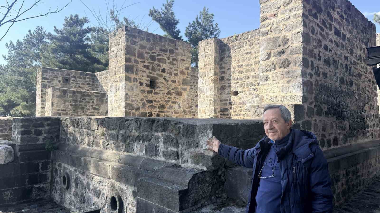 Niksar Kalesi zamana meydan okuyor