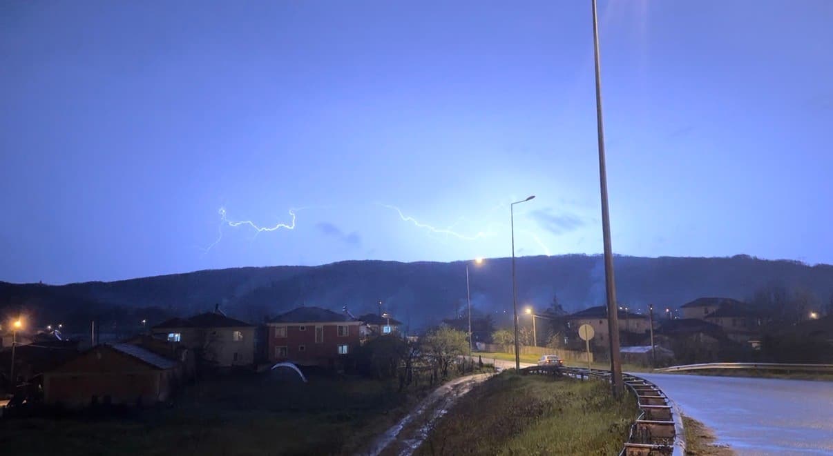 Düzce’de şimşeklerin ardından dolunay mest etti