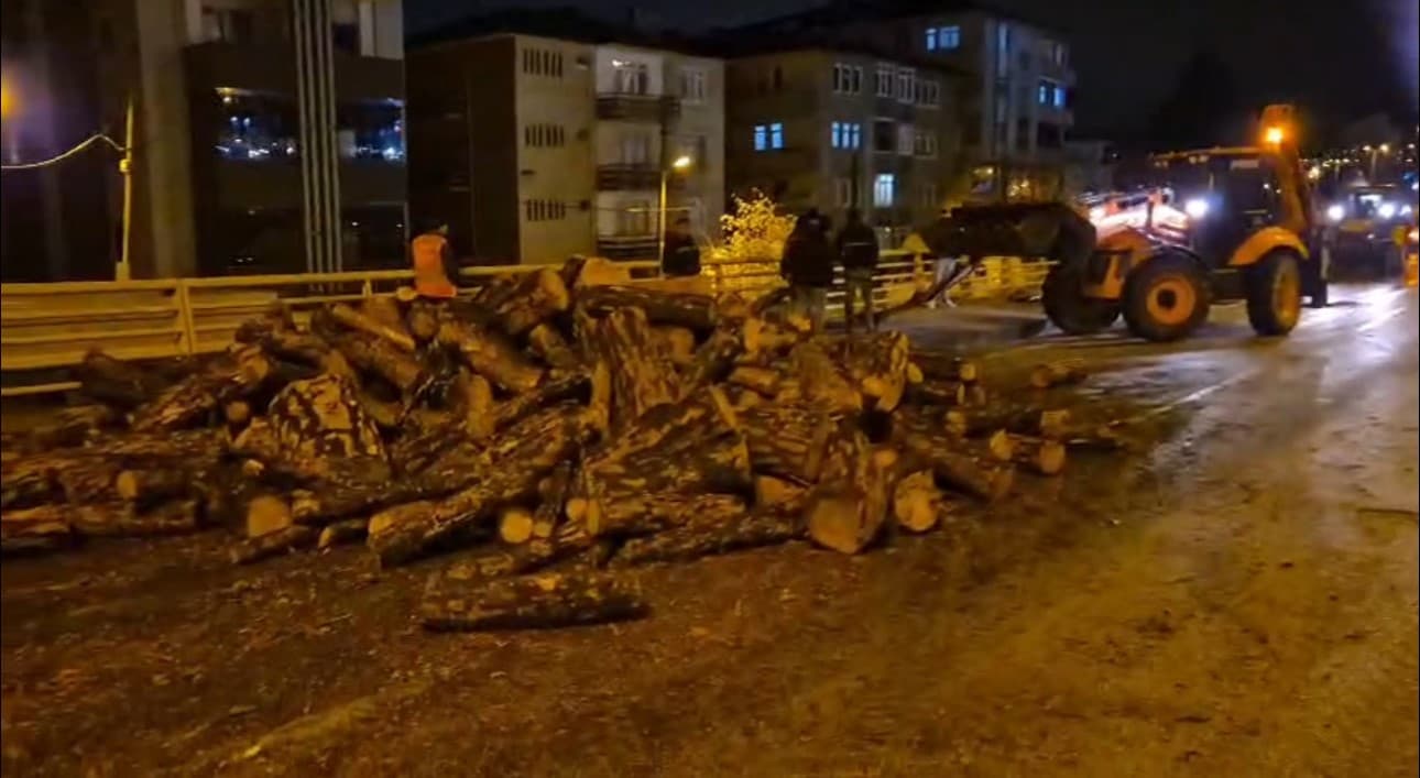 Kamyondan kara yoluna dökülen odunlar kaldırıldı