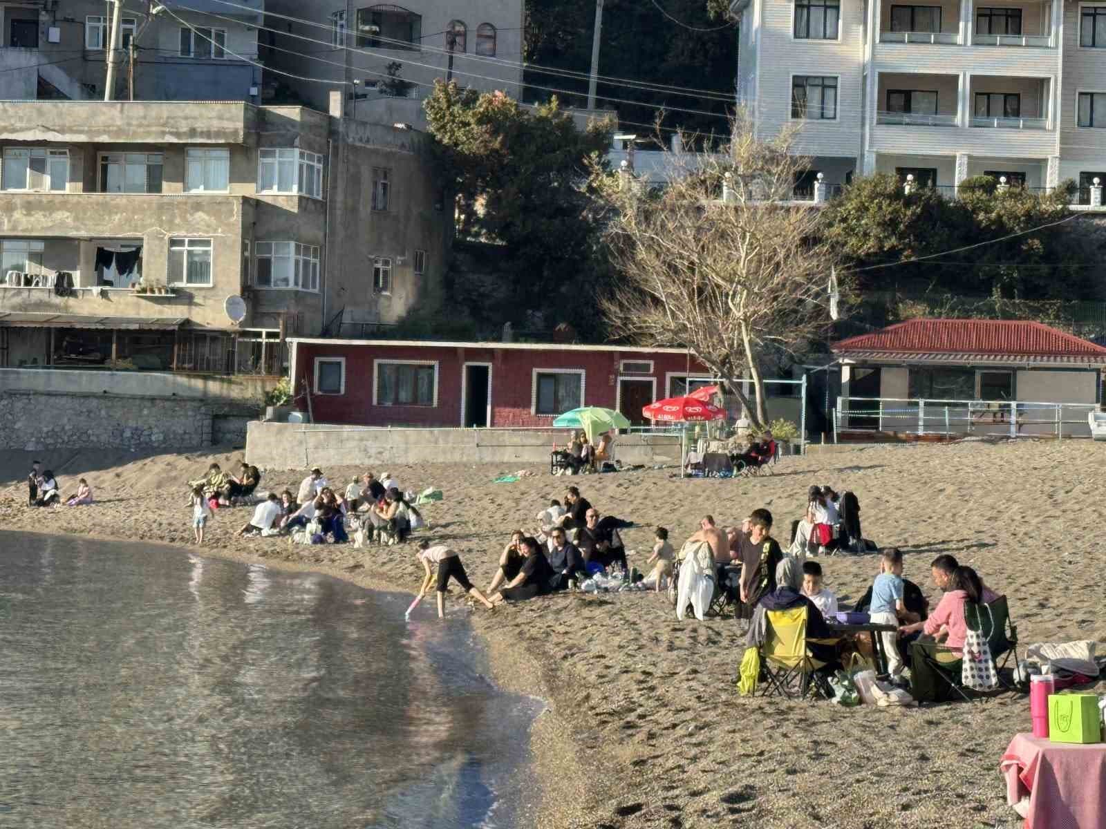 Sıcak havanın tadını sahilde değerlendirdiler