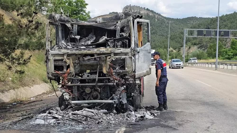 Seyir halindeki tır alev topuna döndü
