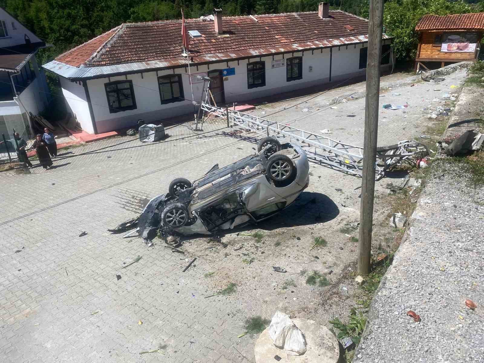 Takla atan otomobil aydınlatma direğine çarptı: 1 yaralı