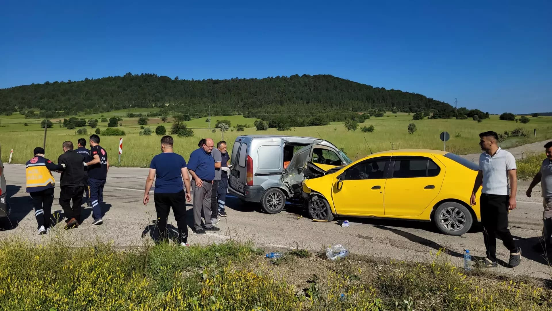 Eflani'de taksi ile hafif ticari araç çarpıştı: 4 yaralı